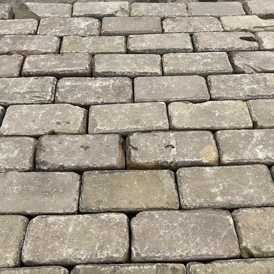 V37, Oude Gebakken Klinkers, Keiformaat, Geel-Brons-Genuanceerd