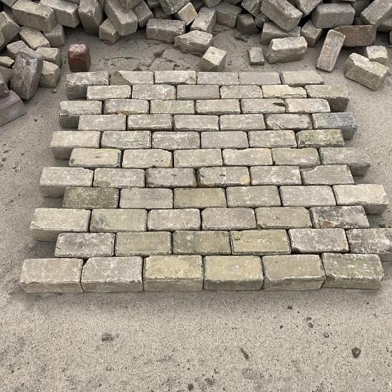 V37, Oude Gebakken Klinkers, Keiformaat, Geel-Brons-Genuanceerd