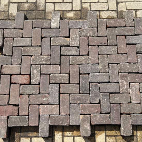 P019 Oude gebakken klinkers, Keiformaat rood-paars op pallet