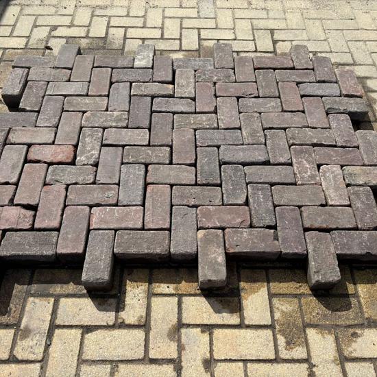 P019 Oude gebakken klinkers, Keiformaat rood-paars op pallet