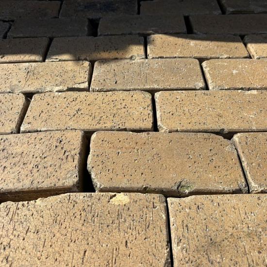 P075, Oude Gebakken Klinkers, Platkeiformaat, ABC-Klinkers, Geel