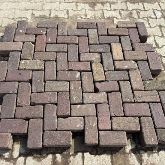 V62, Oude Gebakken Klinkers, Keiformaat, Rood-Paars