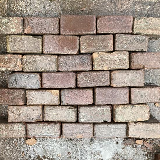 V62, Oude Gebakken Klinkers, Keiformaat, Rood-Paars