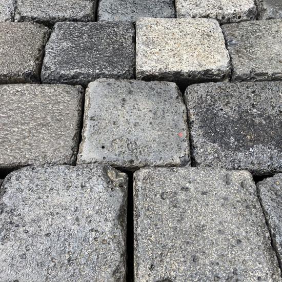 V09, Koperslakkeien, Basalt