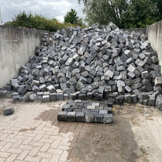 V09, Koperslakkeien, Basalt