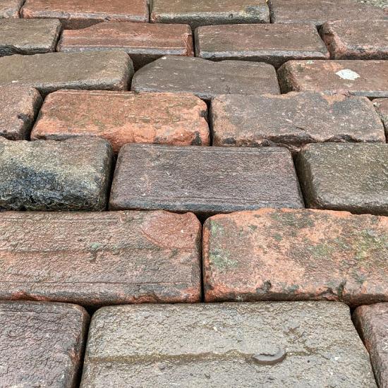 P081, Oude Gebakken Klinkers, Keiformaat, Rood-Bruin