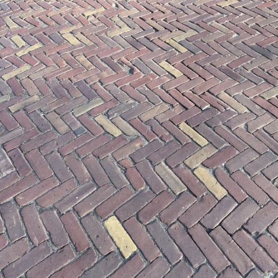 V30 Oude gebakken klinkers, Dikformaat rood-paars genuanceerd