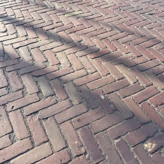 V30 Oude gebakken klinkers, Dikformaat rood-paars genuanceerd