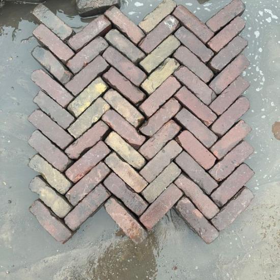 V39, Oude gebakken klinkers, Dikformaat rood-paars genuanceerd