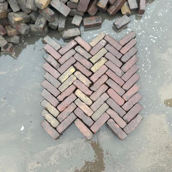 V39, Oude gebakken klinkers, Dikformaat rood-paars genuanceerd