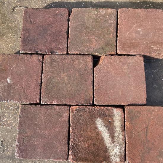 P023 Gebakken tegels rood-bruin op pallet