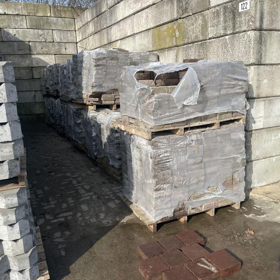 P023 Gebakken tegels rood-bruin op pallet