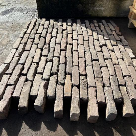 P004, SBP45 Oude gebakken klinkers, Waalformaat rood-paars op pallet