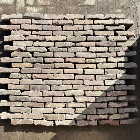 P004, SBP45 Oude gebakken klinkers, Waalformaat rood-paars op pallet