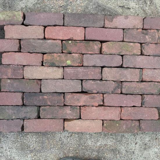 V63, Oude gebakken klinkers, Dikformaat rood-paars