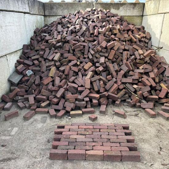 V63, Oude gebakken klinkers, Dikformaat rood-paars