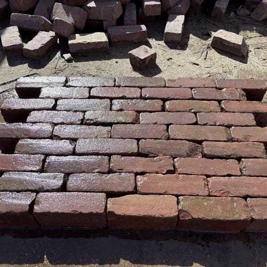 V63, Oude gebakken klinkers, Dikformaat rood-paars