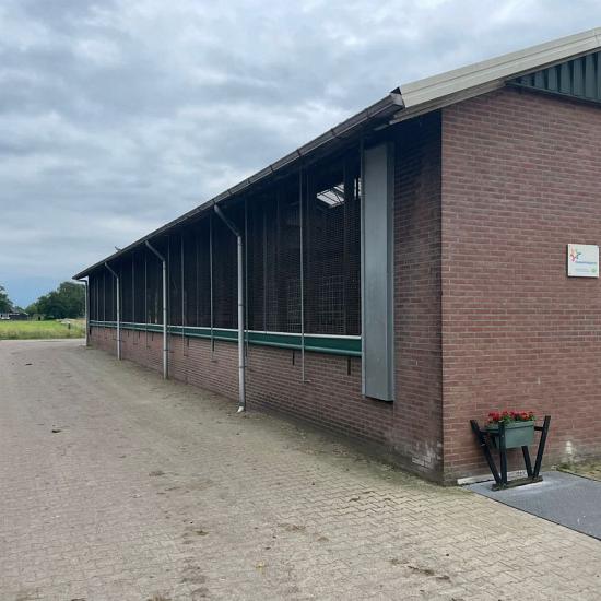 Gedemonteerde spanten en gordingen gebruikte stal/schuur