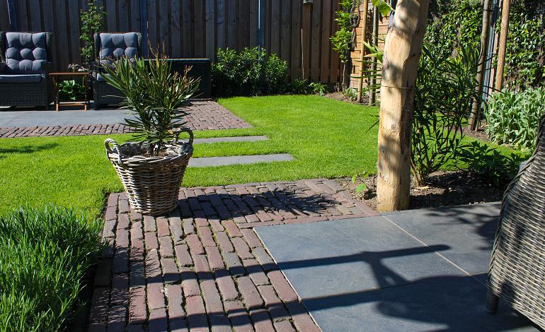 Terras met nieuwe en oude klinkers