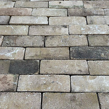 Ca.13m², Nieuwe gebakken klinkers, dikformaat, geel-grijs, P029