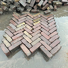 V39, Oude gebakken klinkers, Dikformaat rood-paars genuanceerd