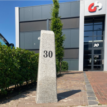 Graniet, Zuilen, Ornament, aanrijdbeveiliging